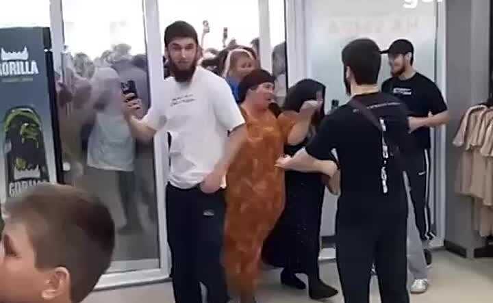 В Дагестане произошла давка у магазина с акцией на спортивные товары