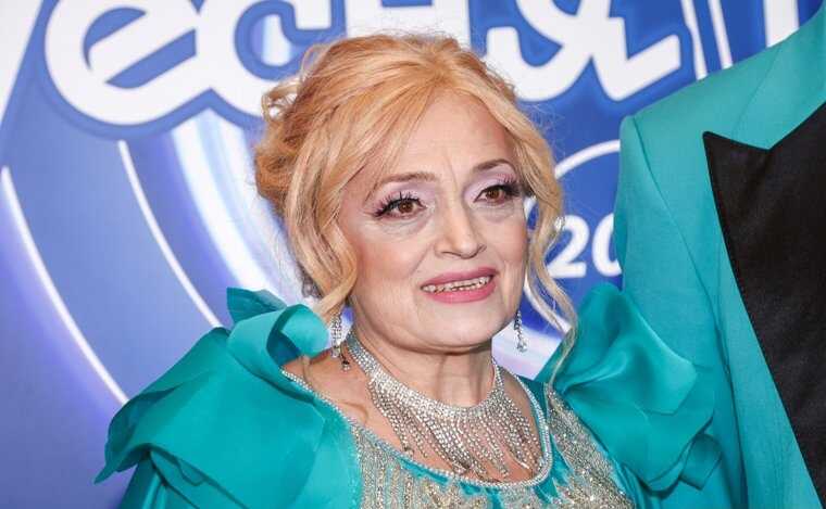 Фанатка напала на Надежду Кадышеву и схватила ее за горло после концерта